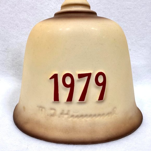 Goebel Hummel 2nd Edition Annual Bell "Farewell" HUM 701 (1979) - Picture 4 of 6
